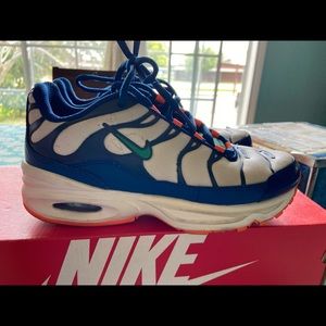 NIKE AIR MAX  SIZE 3Y